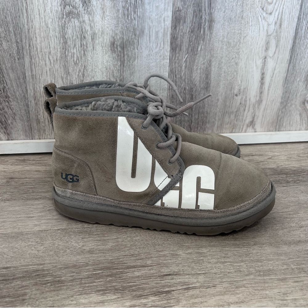 UGG Boots Neumel Chopd Winter Youth Size 6 Suede Shearling Gray Logo Cozy Cabin